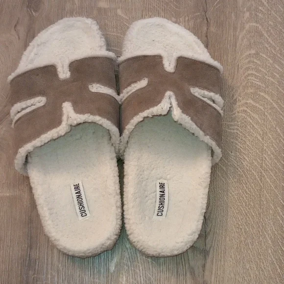 CUSHIONAIRE - The "H" Sherpa Slippers - Size: 9 - Picture 2 of 3